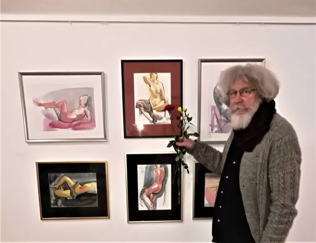 Slaptosios piešiančiųjų draugijos narių parodoje Arkos galerijoje, prie savo pieštų aktų.