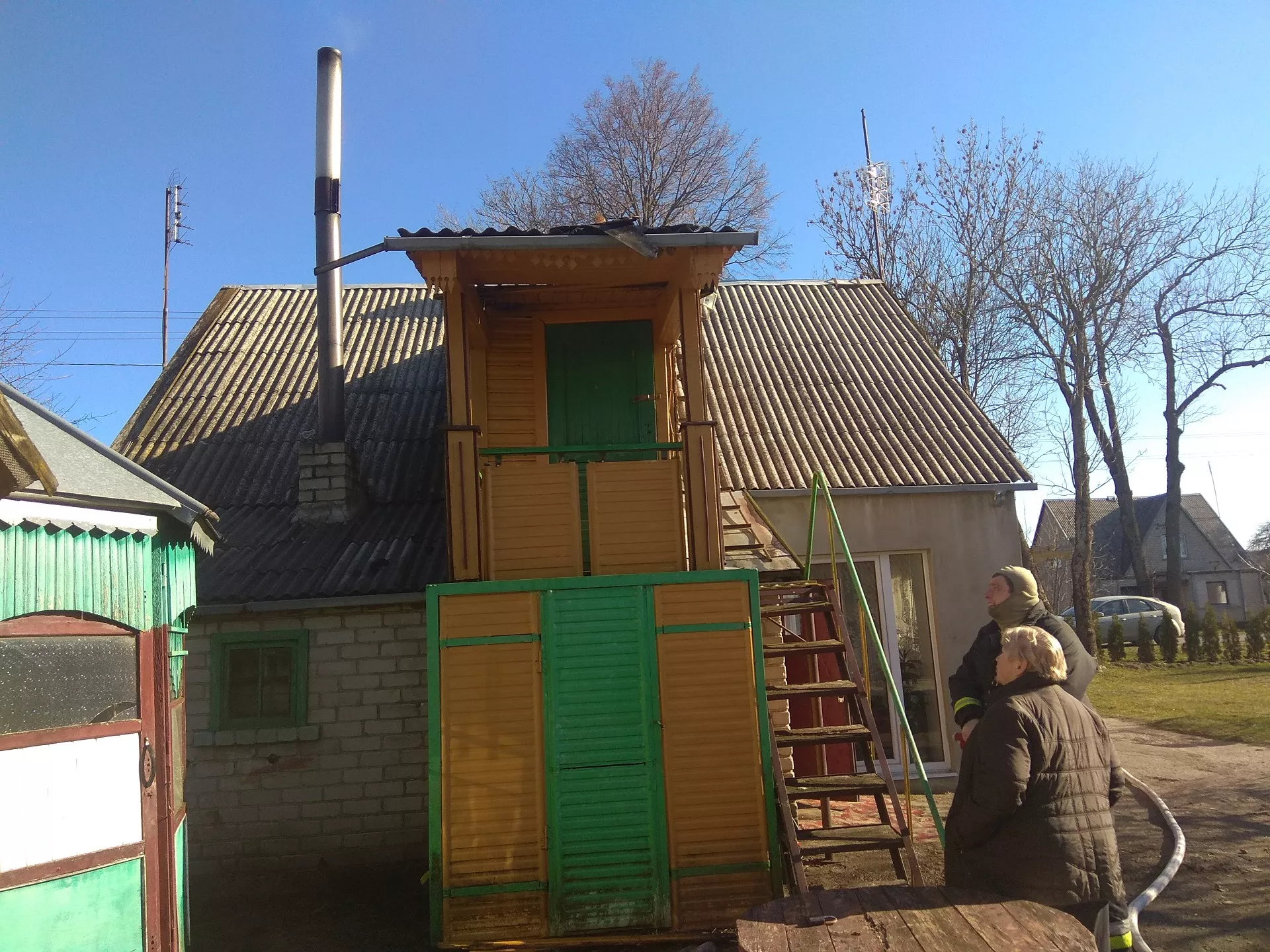 Namo gyventoja „Rinkos aikštei“ pasakojo, kad pirmieji gaisrą pastebėjo budrūs kaimynai. Jie ne tik, kad iškvietė pagalbą, bet ir patys puolė gesinti ugnį. / D. Kuprijanovo nuotr. 