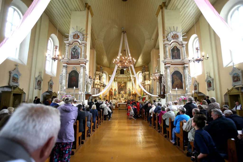 Per Švč. Trejybės atlaidus jaunuoliams teikiamas Sutvirtinimo sakramentas.