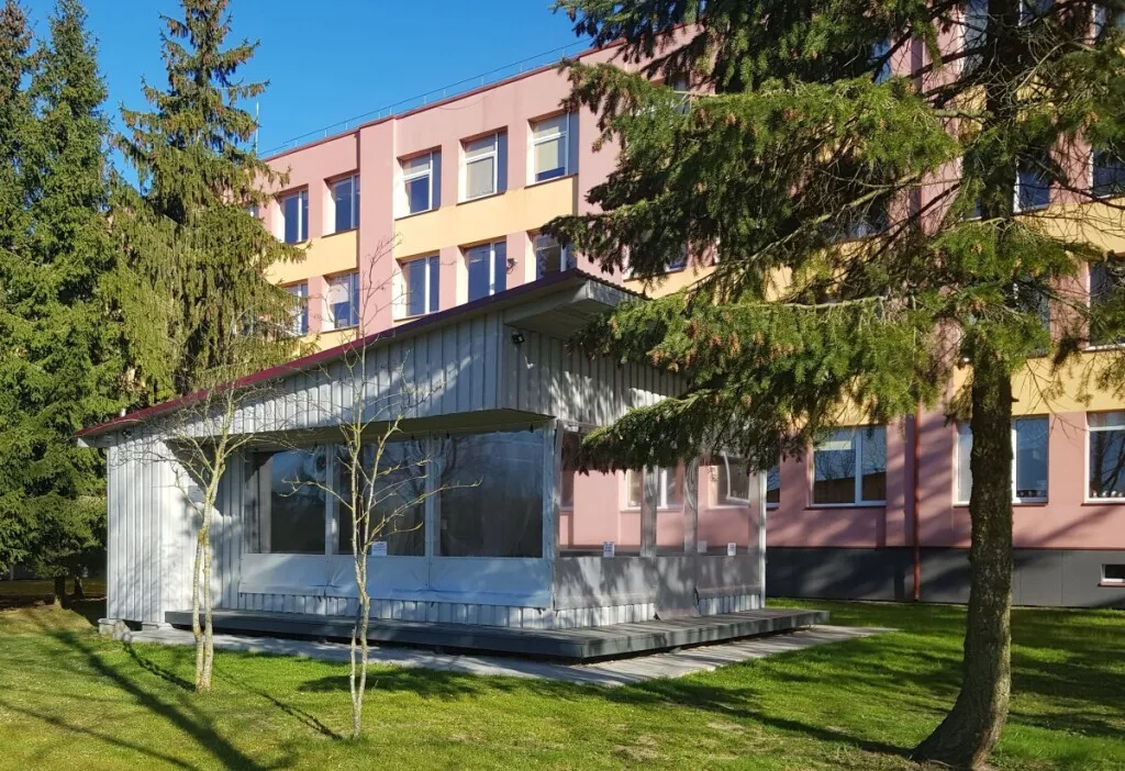 Šėtos gimnazijos lauko klasė pasitarnauja mokinių kūrybiškumo, bendravimo ir bendradarbiavimo ugdymui. 