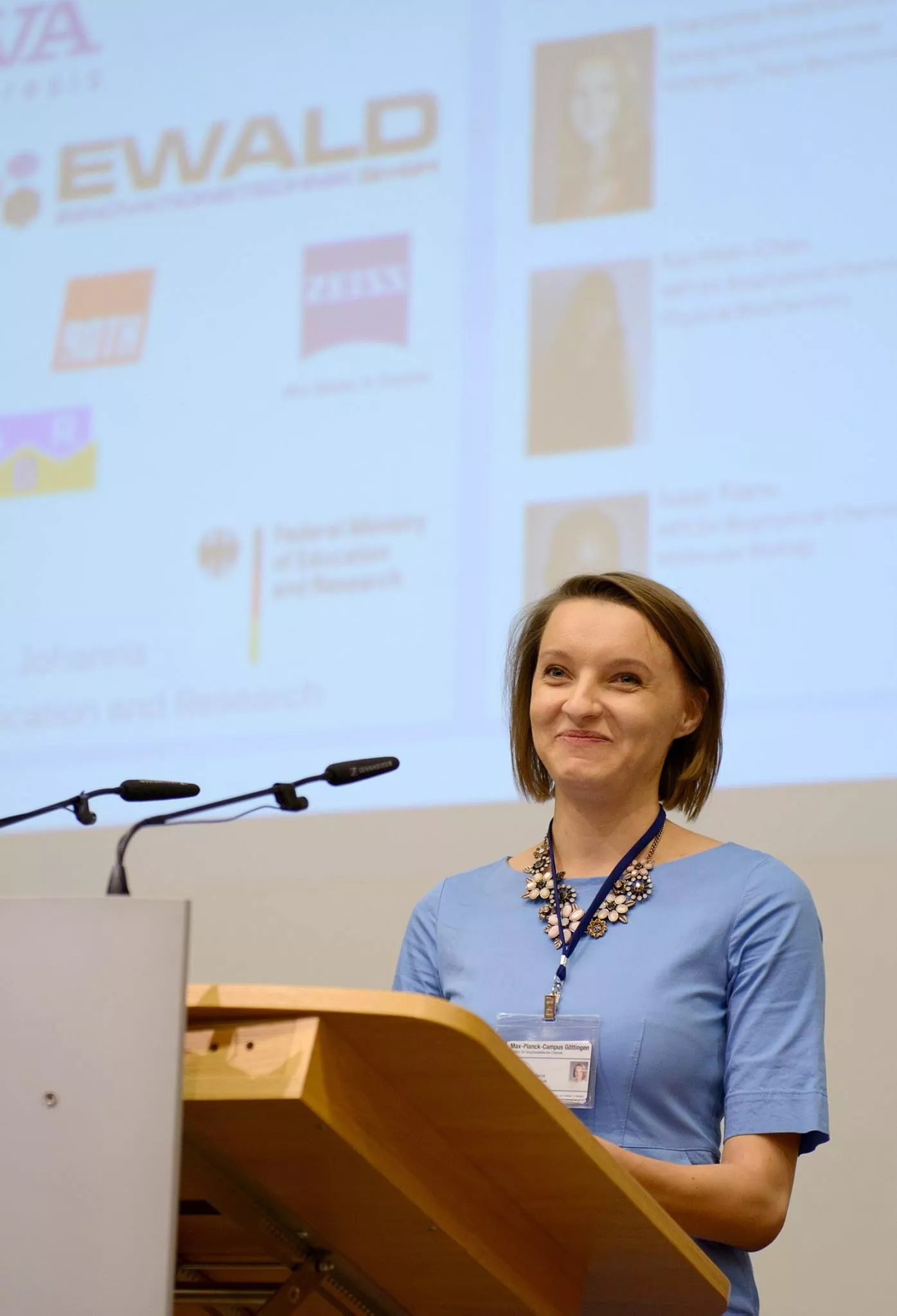Vokietijos Biofizikinės chemijos Makso Planko institute biofizikos srityje daktaro laipsnį įgijusi kraštietė Marija Liutkutė ne tik dalyvauja mokslinėse konferencijose, bet ir pati jas organizuoja. Nuotraukoje – jaunoji mokslininkė sveikina 2017 metais savo surengtos studentų molekulinės biologijos konferencijos dalyvius. © Böttcher-Gajewski / Max-Planck-Institut für biophysikalische Chemie nuotr.