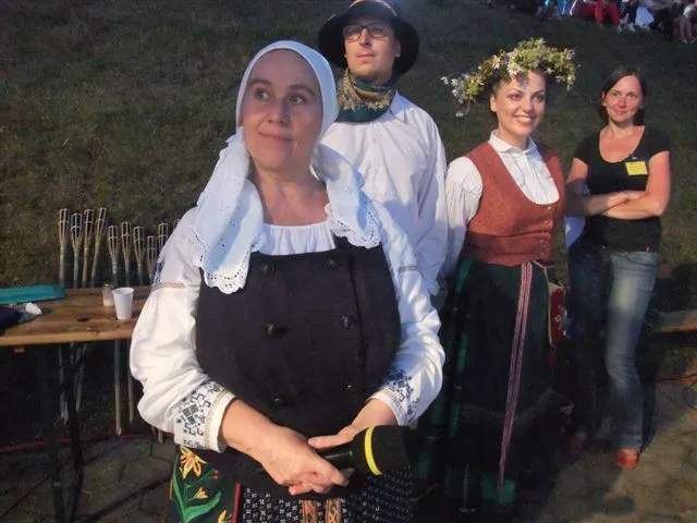 Etnologė ir tautosakininkė Gražina Kadžytė kėdainiečiams siūlo išradingą būdą vieniems kitus pasveikinti Joninių proga. Pašnekovė kviečia linkėjimus plukdyti žiburiuojančiais vainikais mūsų mylimo Nevėžio upe. Asmeninio archyvo nuotr.