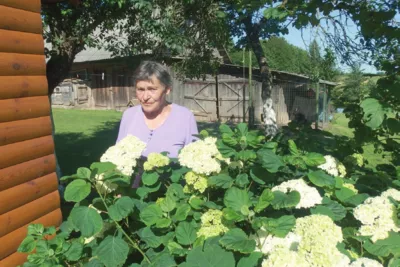 Gražios sodybos šeimininkė Ona Palevičienė džiaugiasi ir gerais kaimynais.