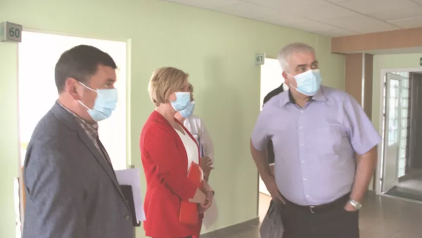 Seimo narys Darius Kaminskas kartu su meru Valentinu Tamuliu užjudino rajono gydymo įstaigas dėl nesiliaujančių gyventojų skundų srauto. 