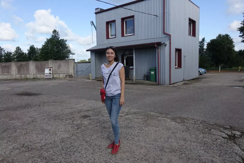 Specialistė I. Sliužinskaitė sakė, jog šiemet darbas „Šilutės girnose“ organizuotas taip, kad nesusidarytų ūkininkų technikos eilės.