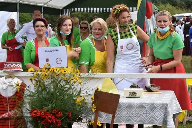 Trečiąją vietą užėmė optimizmu, gera nuotaika trykštančios „Blezdingos“, t. y. Gargždų linijinių šokių grupės „Gargždų kregždutės“ atstovės, kurių kapitonė tądien buvo Jolanta Griušienė. „Mūsų didžkukulių paslaptis – cepelinas cepeline. Pirmas įdaras – kanapės su baravykais, antras – virtų bulvių masė, trečias – grybai su šonine, ketvirtas – tarkiai. Receptą sugalvojau pati“, – prisipažino puikių kulinarinių idėjų turinti Jolanta.