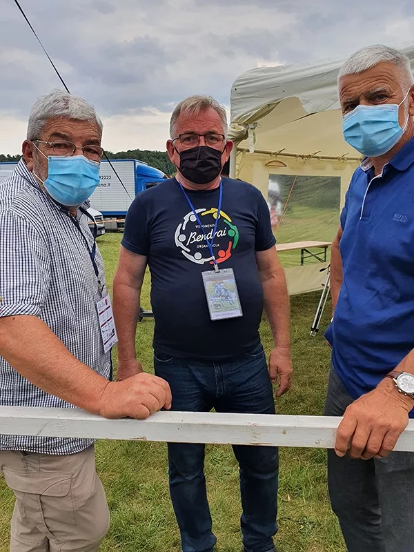 Cepelinų čempionato organizatorius V. Macijauskas (viduryje) su čempionato komisijos nariu E. Bunka (kairėje) ir rajono meru B. Markausku.