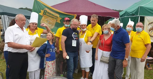 Su Birbinčių kaimo bendruomene cepelinus apdainavo meras Bronius Markauskas, „Bendrai visi“ lyderis V. Macijauskas. 