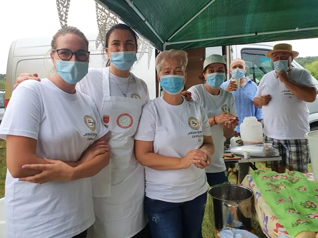 „AMAM Bistro“ savininkė Asta Marcinkeviča į komandą subūrė savo giminę. 