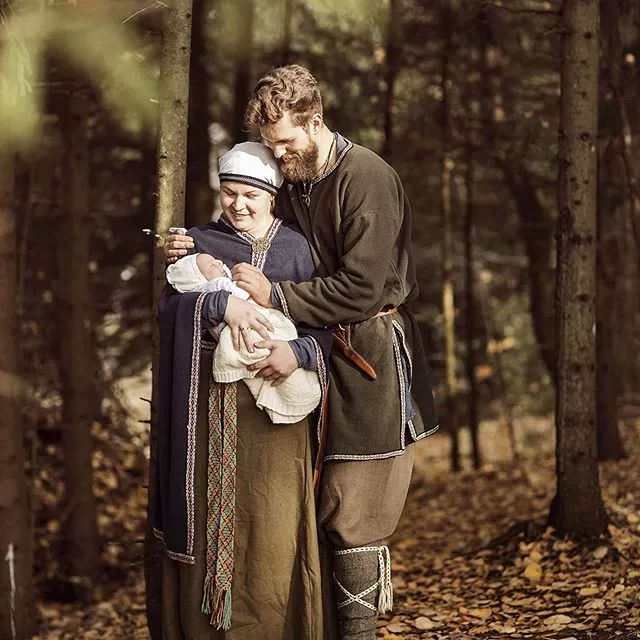 „Romuvos“ vaidilė Miglė Valaitienė, su vyru susipažinusi dar paauglystėje, sako, kad, atėjus jungtuvių metui, klausimų, kaip jos vyks ir kokiomis tradicijomis gyvens šeima, net nekilo./Asmeninio archyvo nuotr.