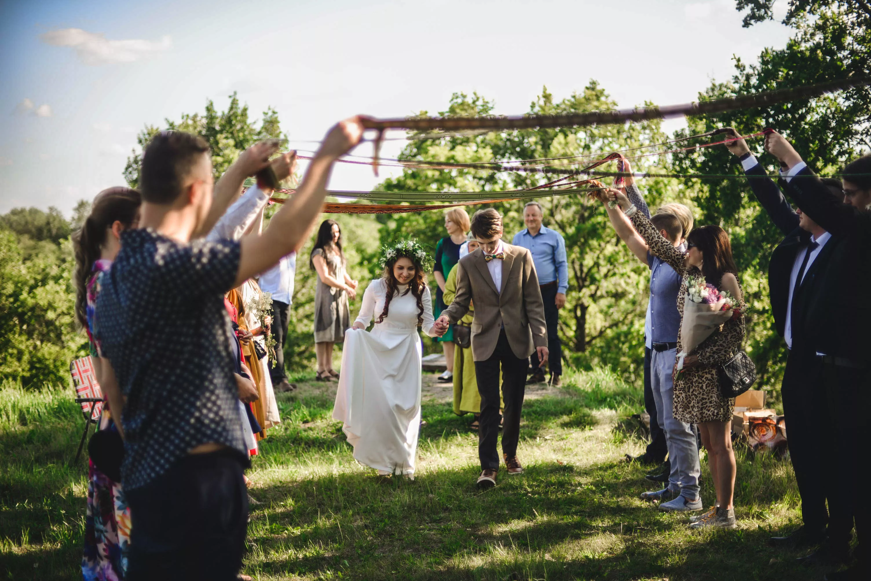 Kėdainietės Rusnės Ivaškevičiūtės- Povilaitienės jungtuvės vyko ant Bakainių piliakalnio, o į tuoktuvių ceremoniją buvo įtraukti ir vestuvių svečiai.