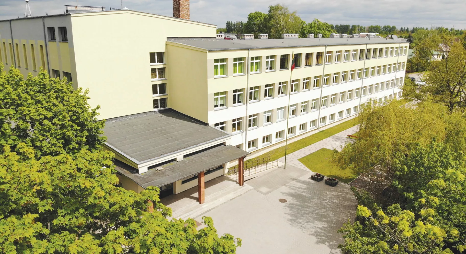 Dėl į Juozo Paukštelio progimnaziją vaiką atlydėjusios mamos sukelto konflikto, progimnazijos administracijai teko kviesti policiją./Tomo Bičiūno nuotr.
