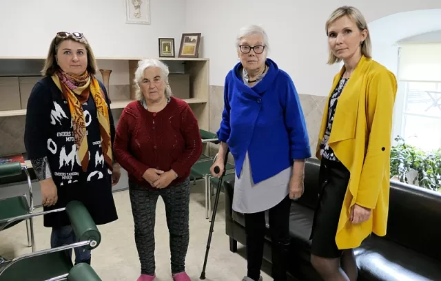 Direktorė K. Zakarienė (dešinėje) sako, jog stengsis, kad socialinės paslaugos būtų aukščiausio lygio. Jai pritaria socialinė darbuotoja J. Jašinskienė, daug bendraujanti su globos namų gyventojais.