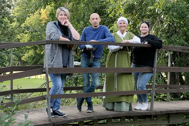 Veiviržėnų kultūros centro direktorė L. Netalimova, dizaineris-maketuotojas Marius Kakta, renginių organizatorė Irena Juciuvienė ir meno skyriaus vedėja, projektų vadovė Neringa Žemgulienė.