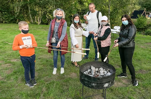 Piemenėlių duonelės kepimas viliojo ne vieną.