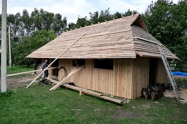 Amatininkų gildijos „Lamata“ pagal senovines tradicijas pastatytą virtuvę su bedūmine krosnimi, kur ruošiamasi rengti senovinių valgių edukacijas, kai kas vadino daržine. 