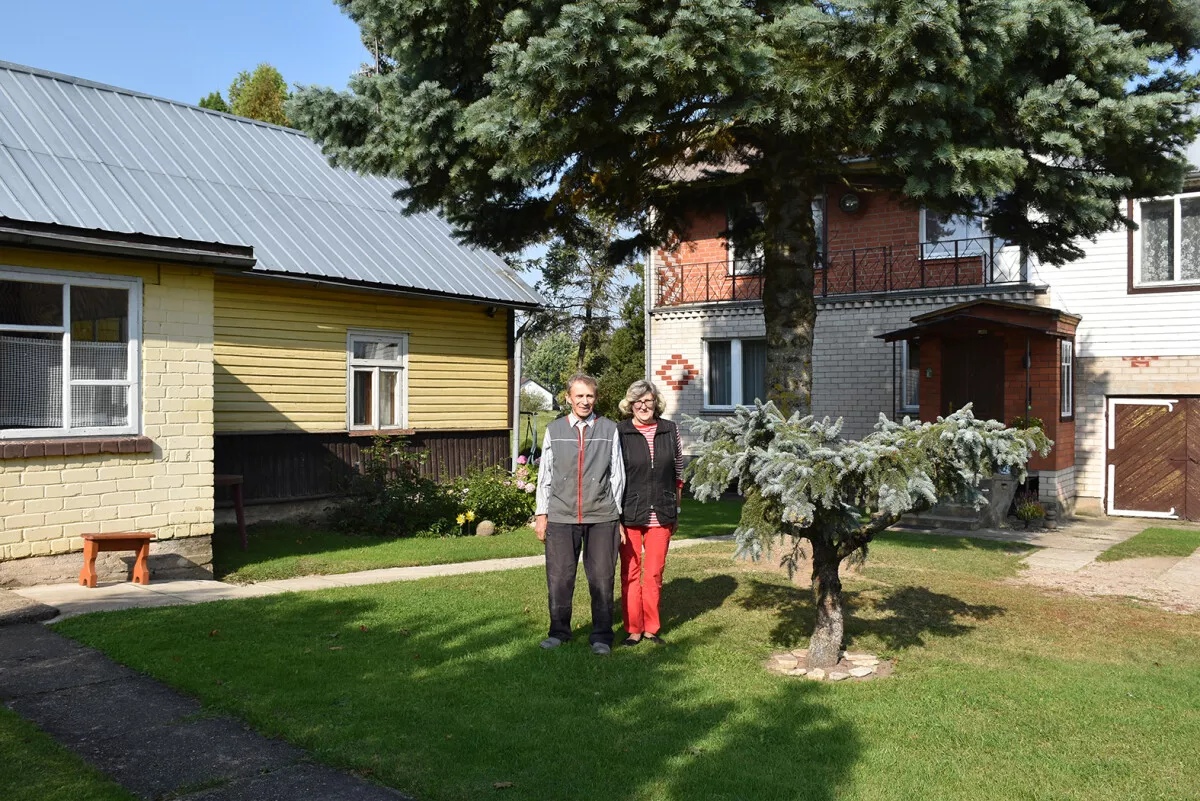 Tuščias ir nebegyvenamas Aleksandro tėvų namas šeimos sodyboje mena sodybos šeimininkų meilės istoriją. Asm. nuotr.