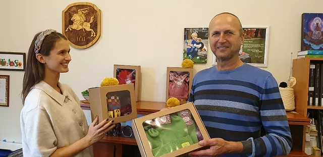 „Knito“ direktorius Kazimieras džiaugiasi, kad į verslą įsilieja vaikai. Dukra Rasa grįžo iš sostinės ir dirba rinkodaros srityje, nestokoja inovatyvaus požiūrio, realizuoja savo idėjas.