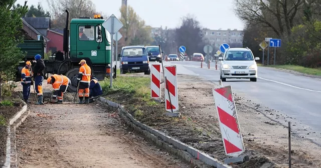 Šalia Kretingos plento rengiamas dviračių takas turėjo būti baigtas seniai, tačiau darbų rangovas dirbo priešokiais. Pastaruoju metu darbai vėl atsinaujino.