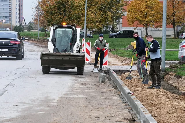 UAB „Budrių statyba“ darbuotojai skuba įrengti naują šaligatvį, kad šiemet spėtų išasfaltuoti Pušų gatvę.