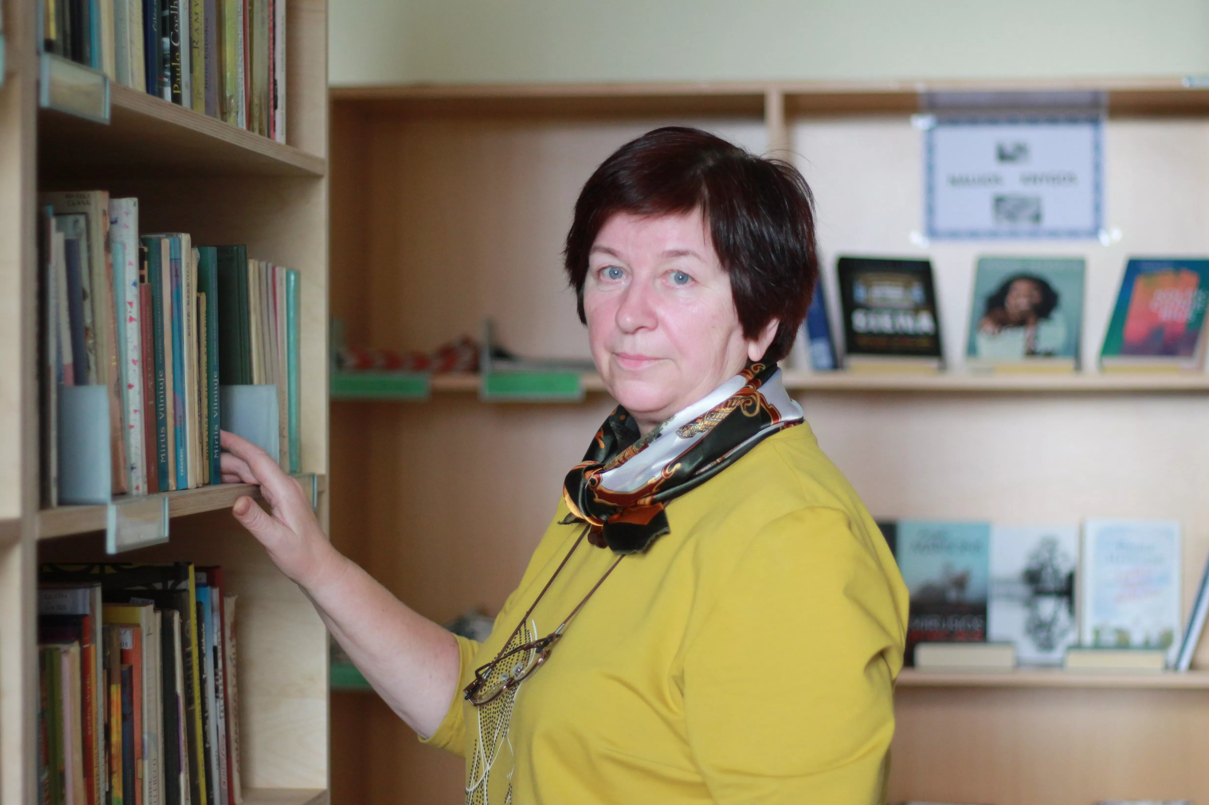 Ažytėnų bendruomenės centro pirmininkė, M. Daukšos viešosios bibliotekos Ažytėnų skyriaus  lialo bibliotekininkė Liudmila Šimkienė džiaugiasi kaimo permainomis, čia gyvenančiais geraširdžiais žmonėmis bei tvyrančia puikia aura./Džestinos Borodinaitės nuotr.