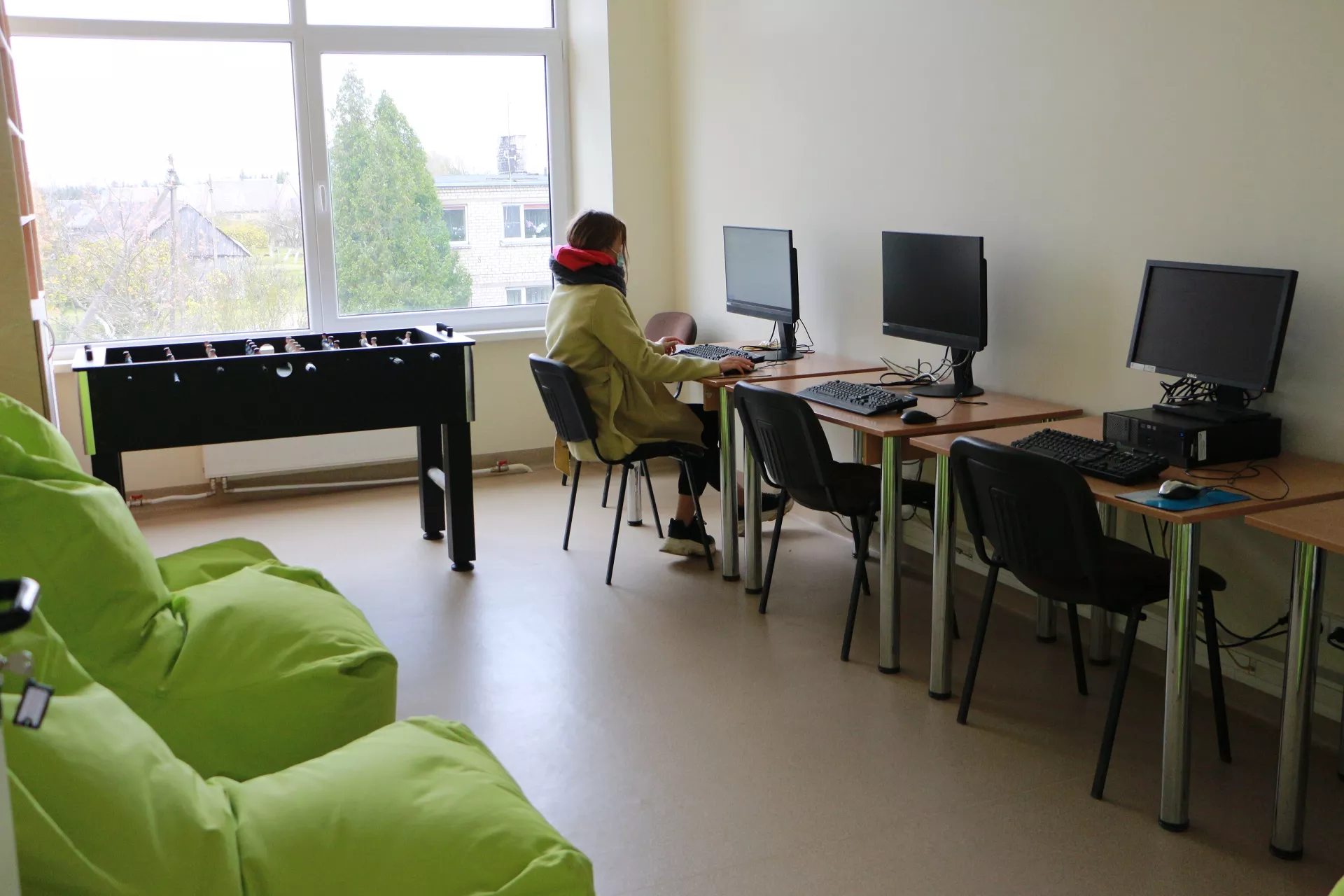 M. Daukšos viešosios bibliotekos Ažytėnų skyriaus  lialo lankytojai turi galimybę pasinaudoti kompiuteriais ir internetu./Džestinos Borodinaitės nuotr.